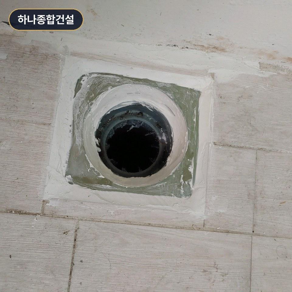 균열이 의심되는 타일 벽면의 배관 구멍