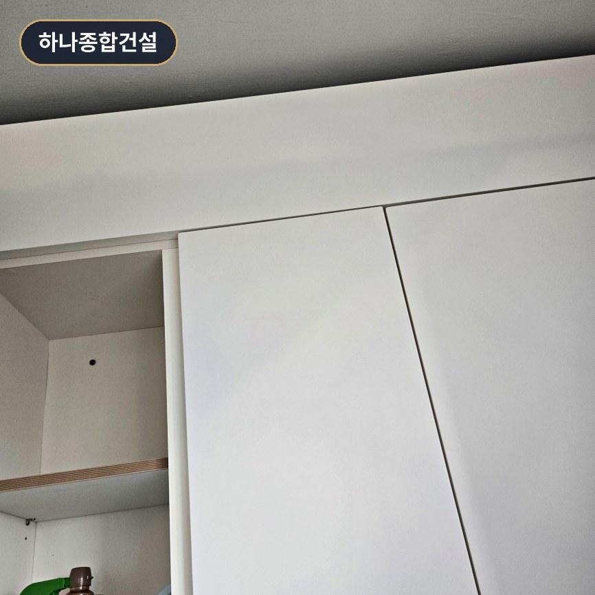 수납장 상단과 벽면 연결 부위의 디테일한 마무리