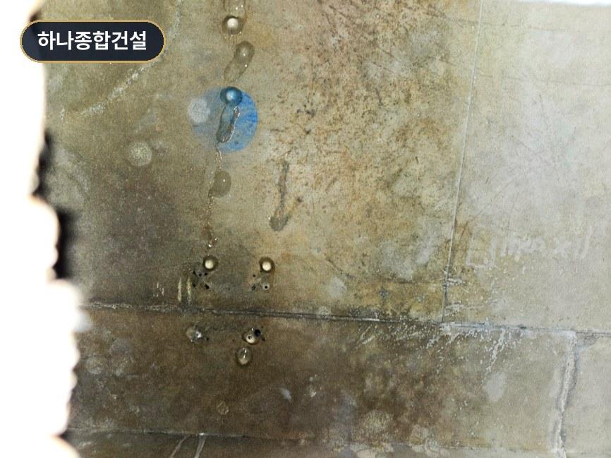 수분이 맺혀 있는 화장실 타일 벽면