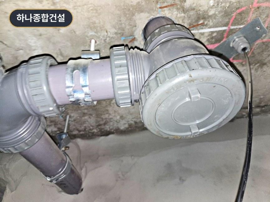 배관과 전선이 연결된 구조물 상태