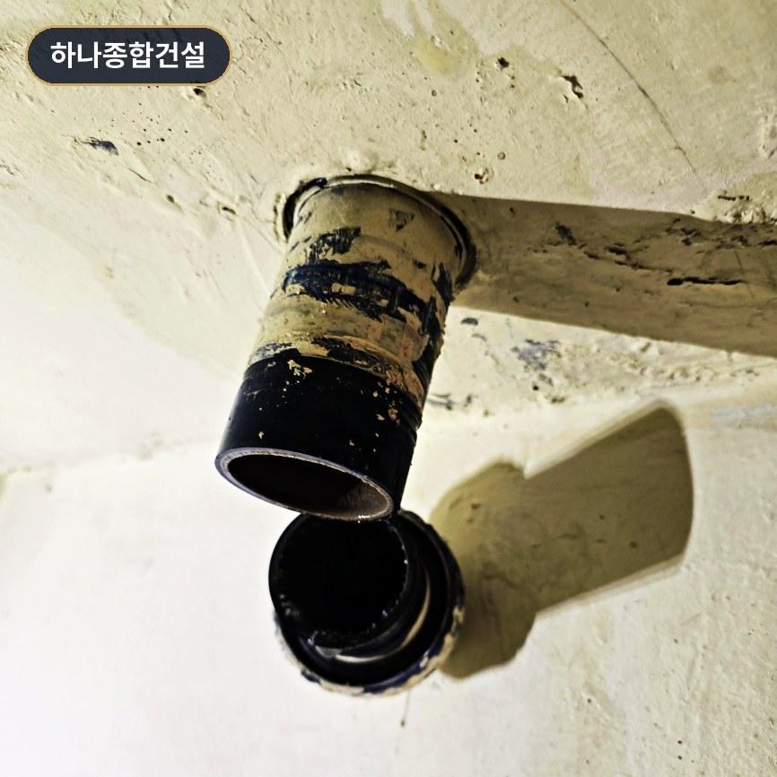 부식이 의심되는 노후 배관 구조물