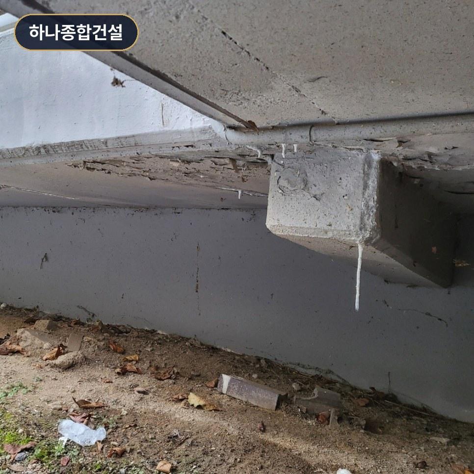 물이 새어 나오는 건축물 외벽 연결 부위