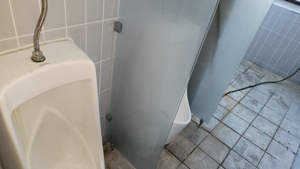 변기 막힘 문제 해결을 위해 욕실 점검 시작