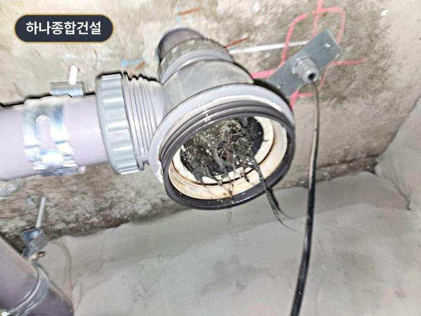 이물질이 축적된 배수펌프와 배관 내부