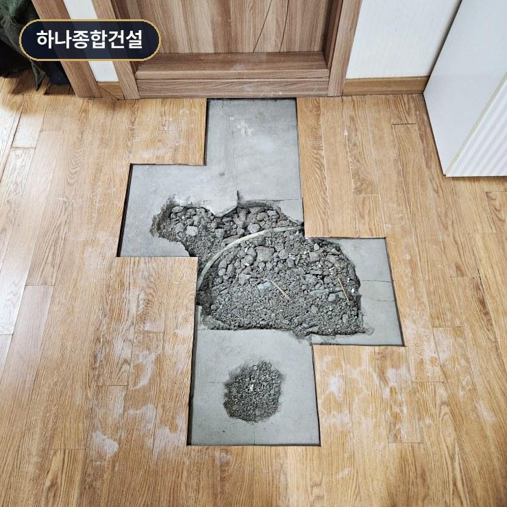 바닥재 제거 후 드러난 콘크리트 베이스 파손 부위