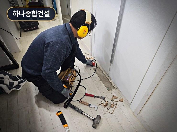 배관 수리를 위해 일부 철거된 복도 현장