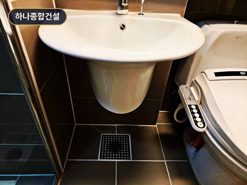 블랙 타일로 세련되게 마감된 욕실 인테리어