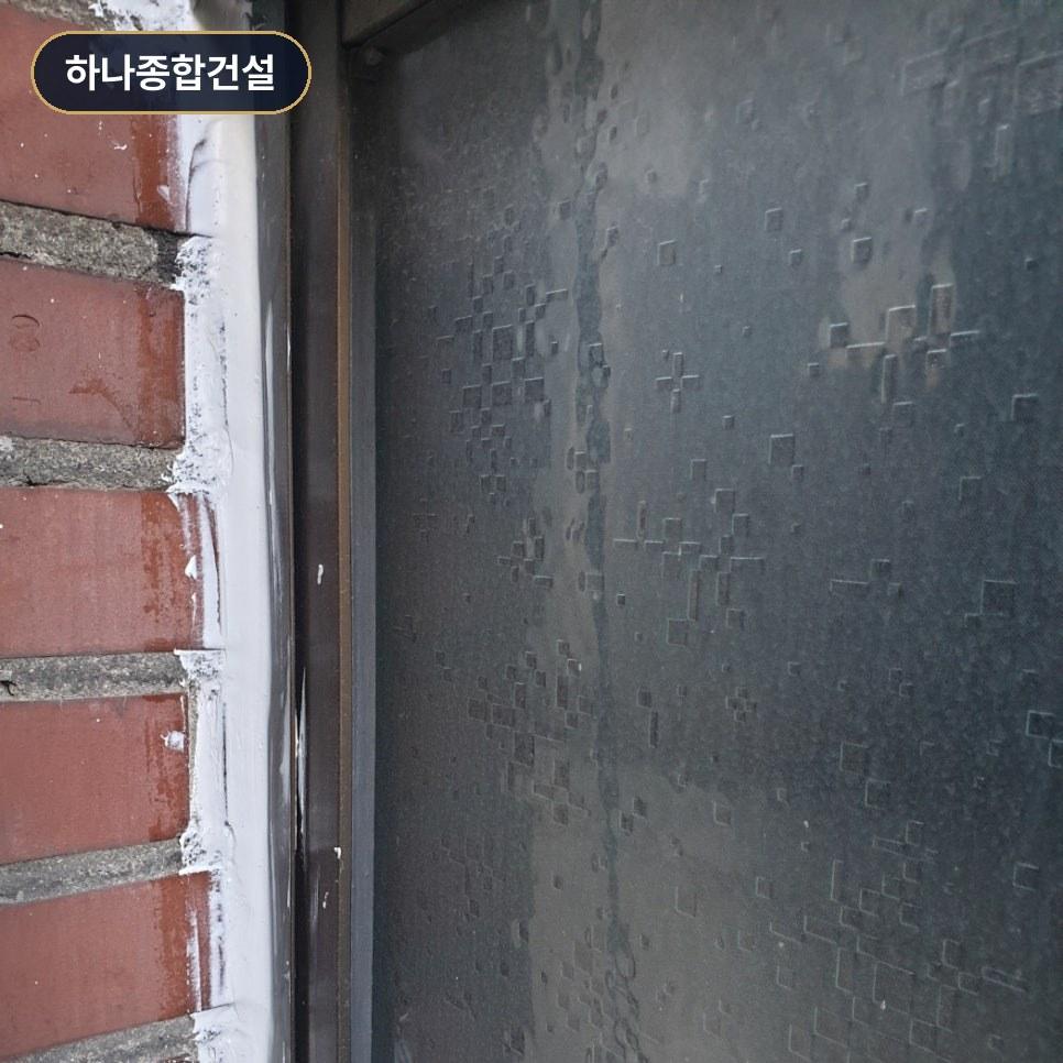 누수 지점을 찾기 위해 점검 중인 창호 외벽