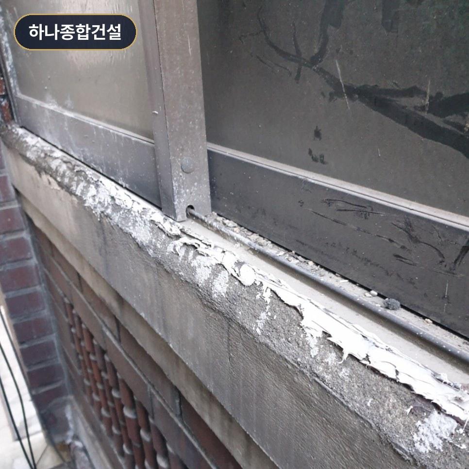 마감재가 손상되어 빗물 유입이 우려되는 창틀 부위