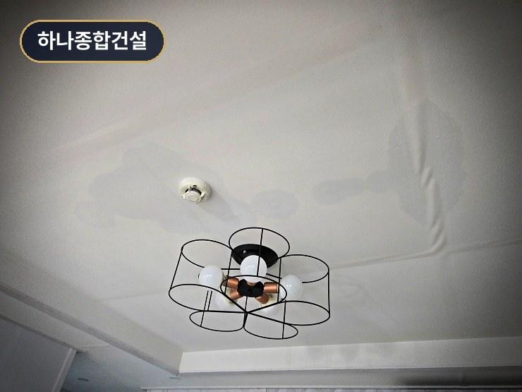 복구 완료 후 깔끔하게 설치된 천장 조명