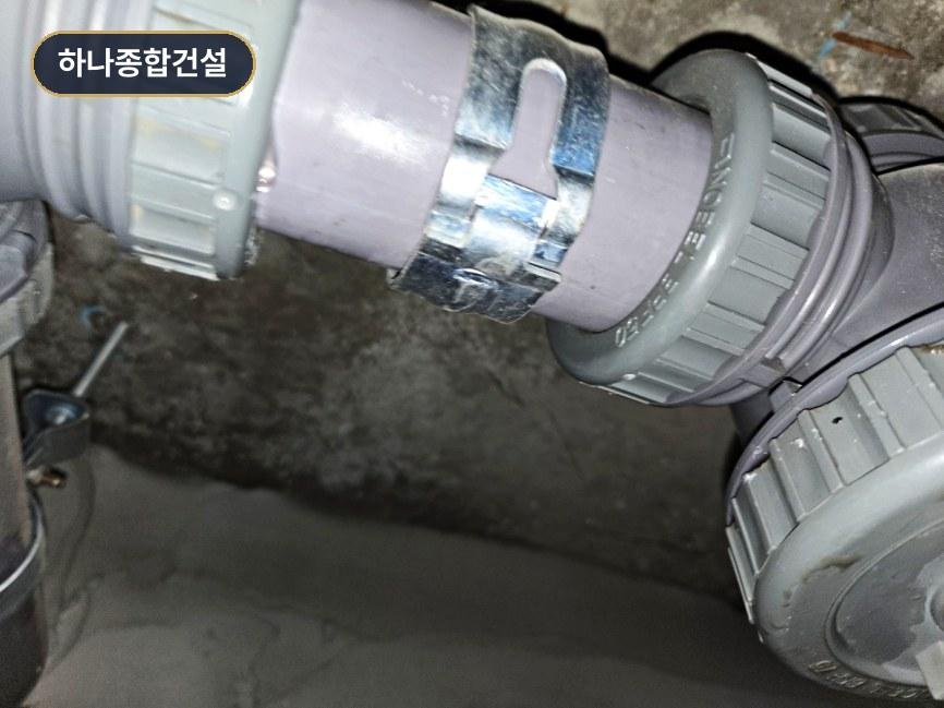 새로 교체되어 결합된 플라스틱 파이프 시설