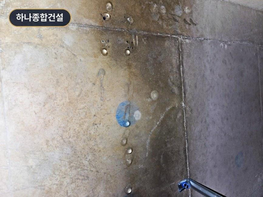 물방울이 맺혀 있는 콘크리트 슬래브