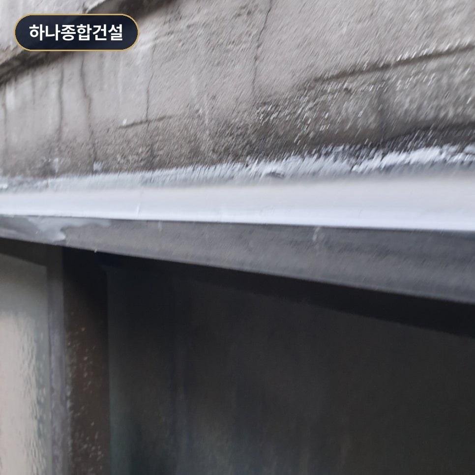 실리콘 노후 및 균열이 진행된 창호 주변부