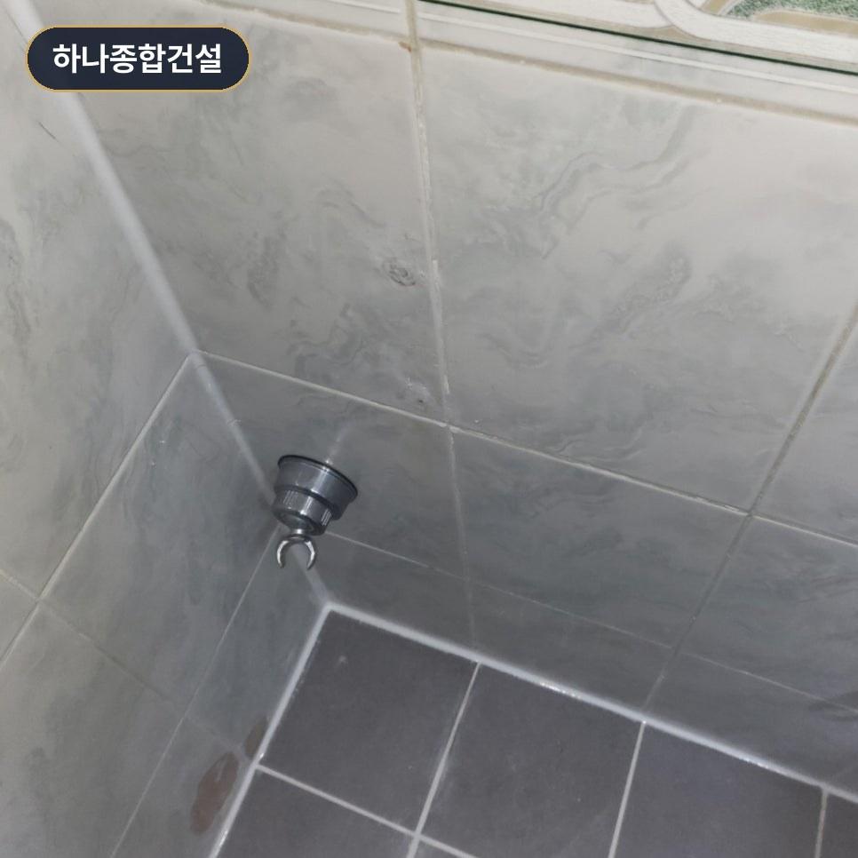 배수구 주변까지 정밀하게 마감 처리된 바닥 타일