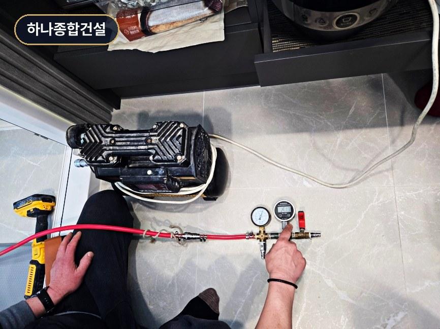 공압 장비와 압력계를 활용한 배관 점검