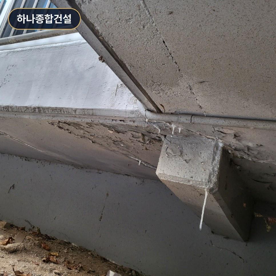 마감재가 벗겨진 배관 부근 벽면