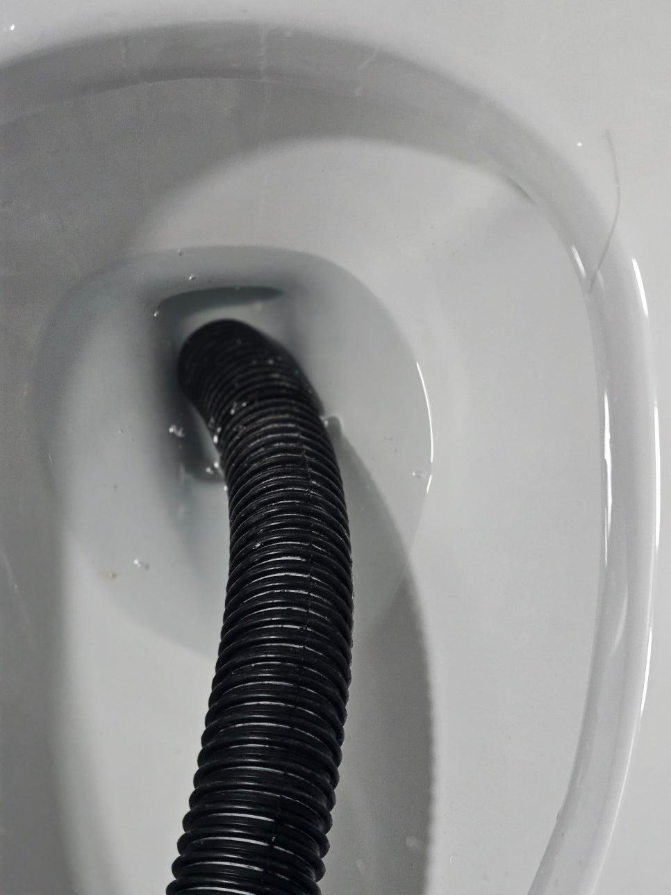 변기 내부 배관까지 정밀하게 작업하는 과정