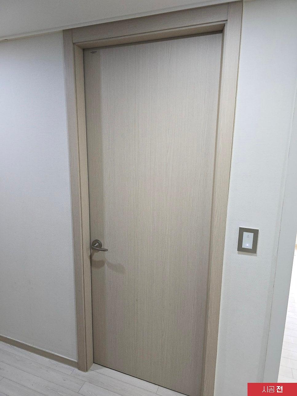 도어의 상부와 하부 패널이 보이는 근접 사진