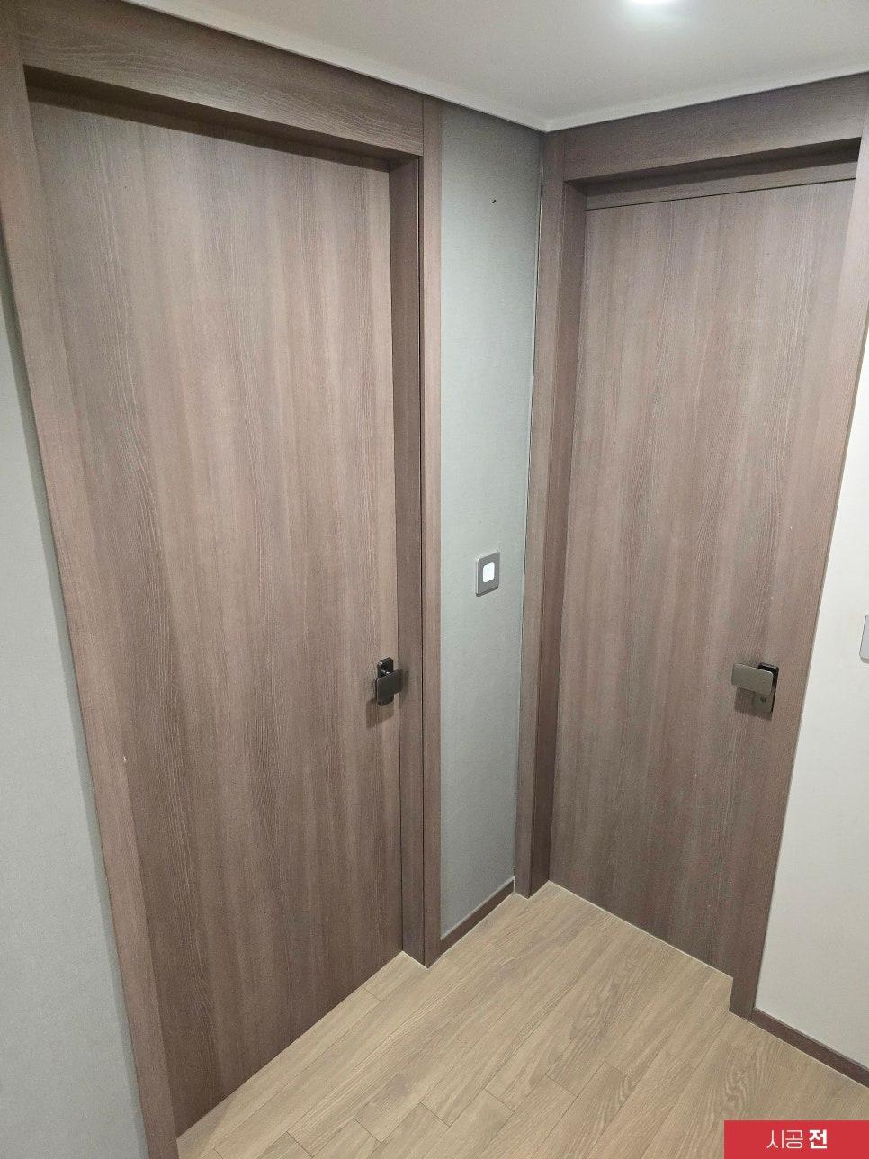 바닥과 맞닿은 짙은 색상의 시공 전 수납장