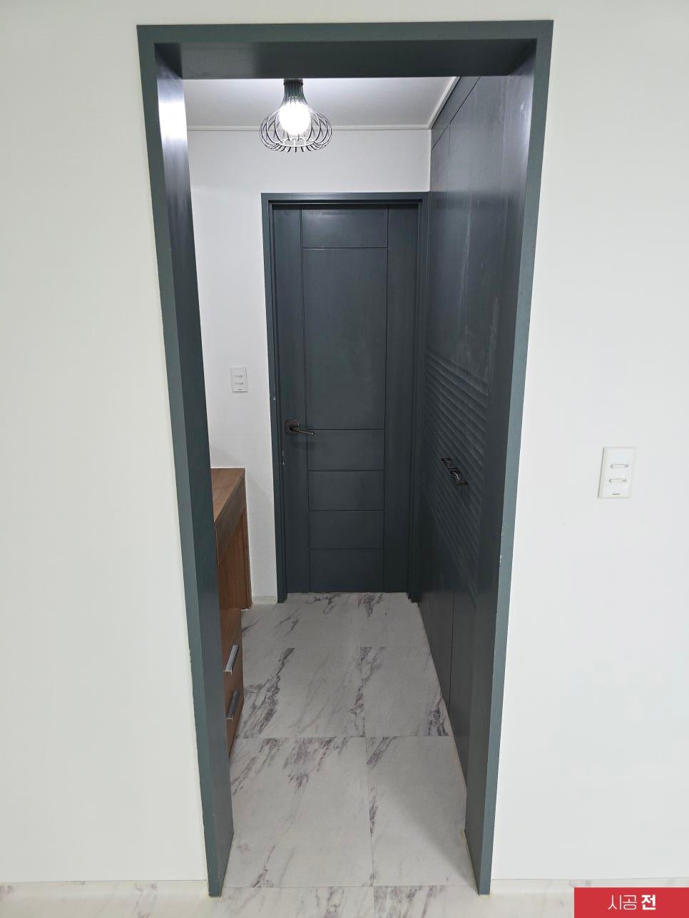 타일 바닥 위 페인트 층이 두꺼운 수납장