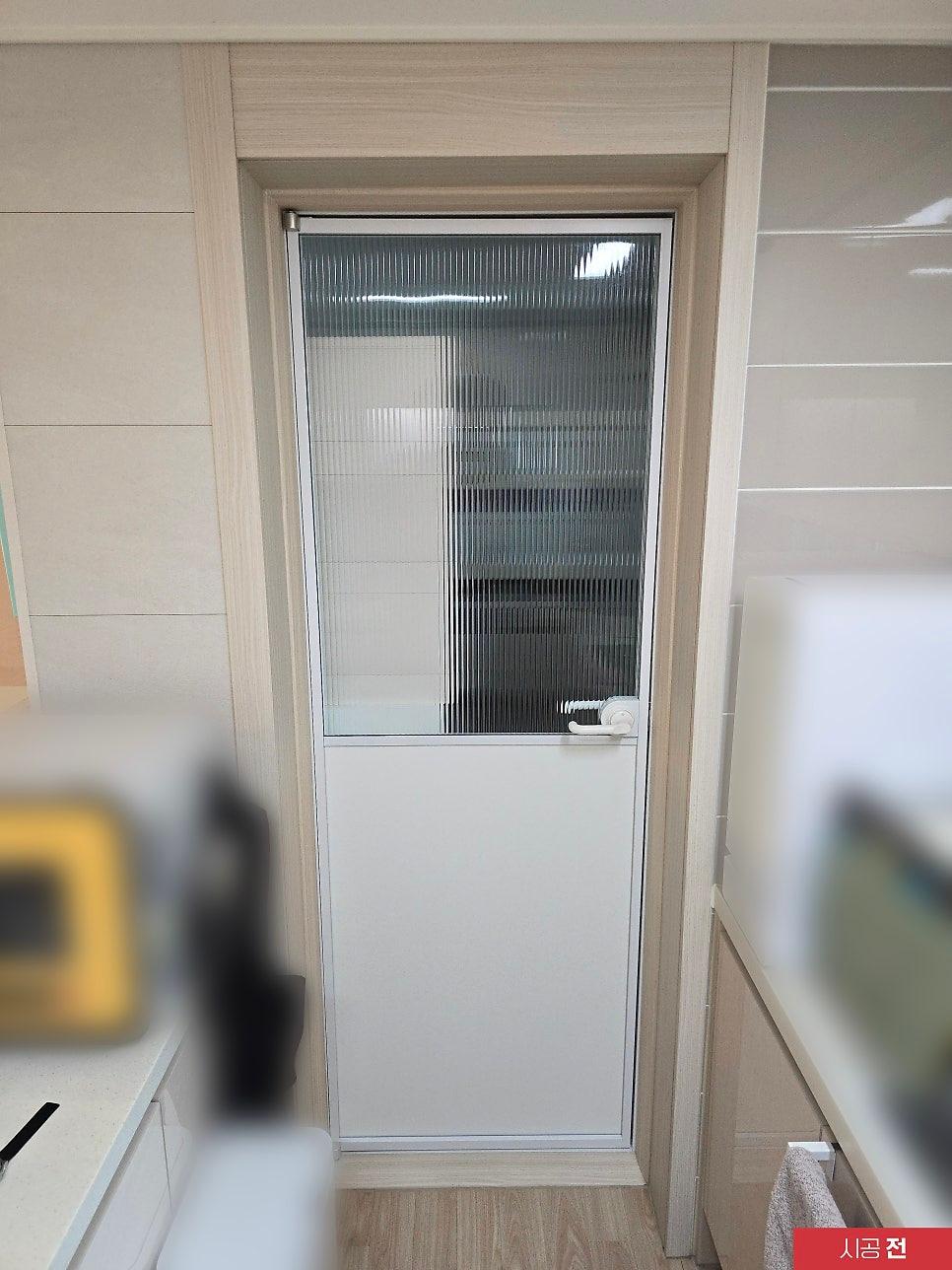 시공 전 유리 패널이 포함된 여닫이 도어