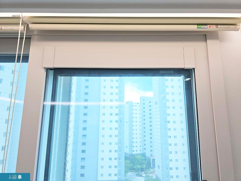 무광 화이트로 래핑된 창호 상부 프레임