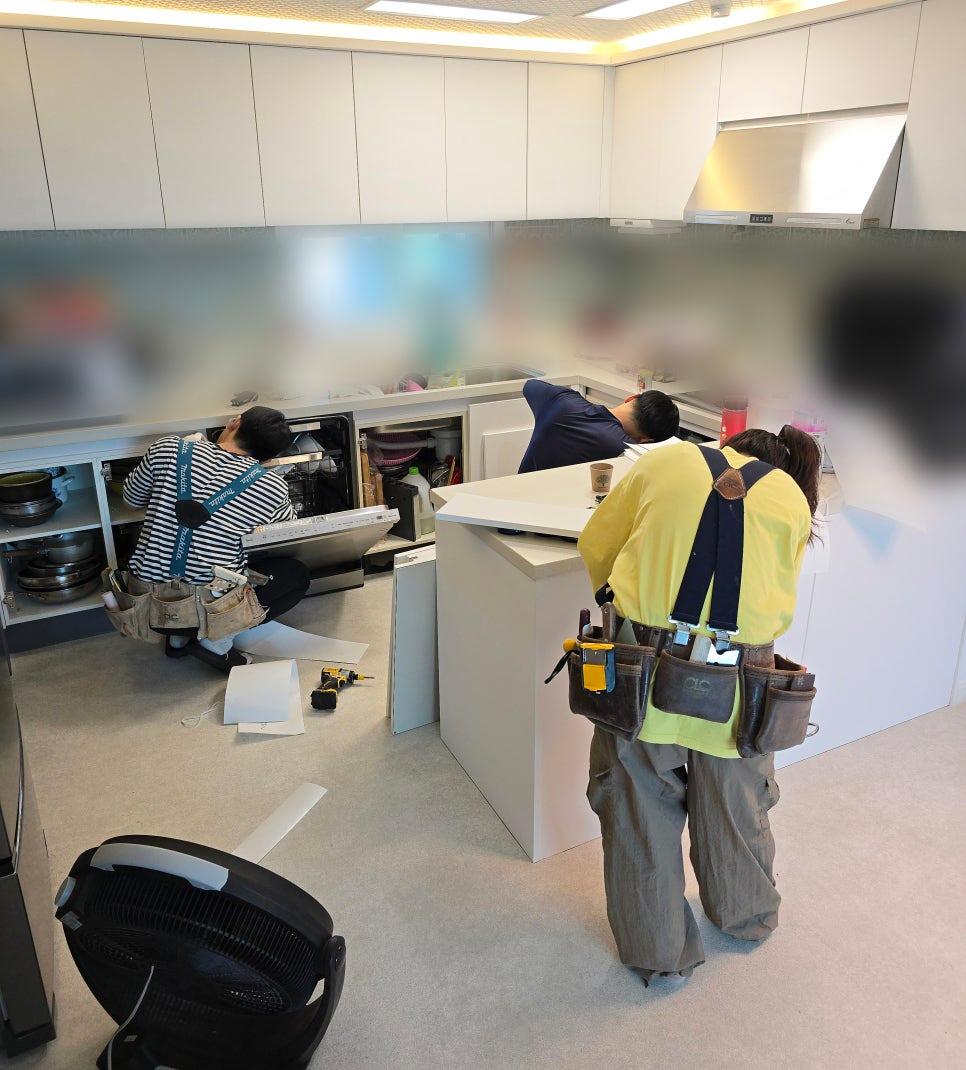수납장 내부와 외부를 조립 및 설치 중인 과정