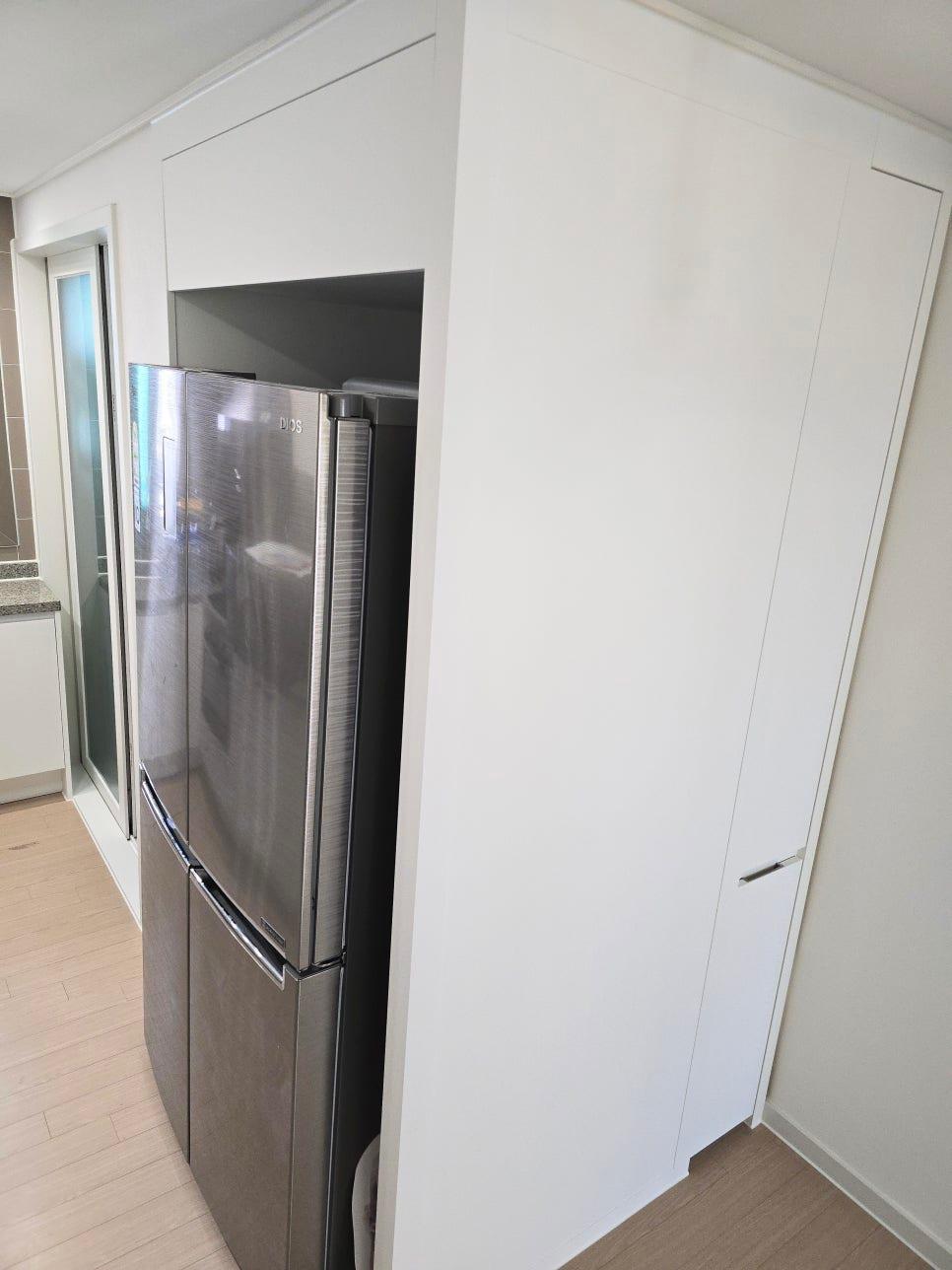 수납장 도어 패널의 필름 시공 과정