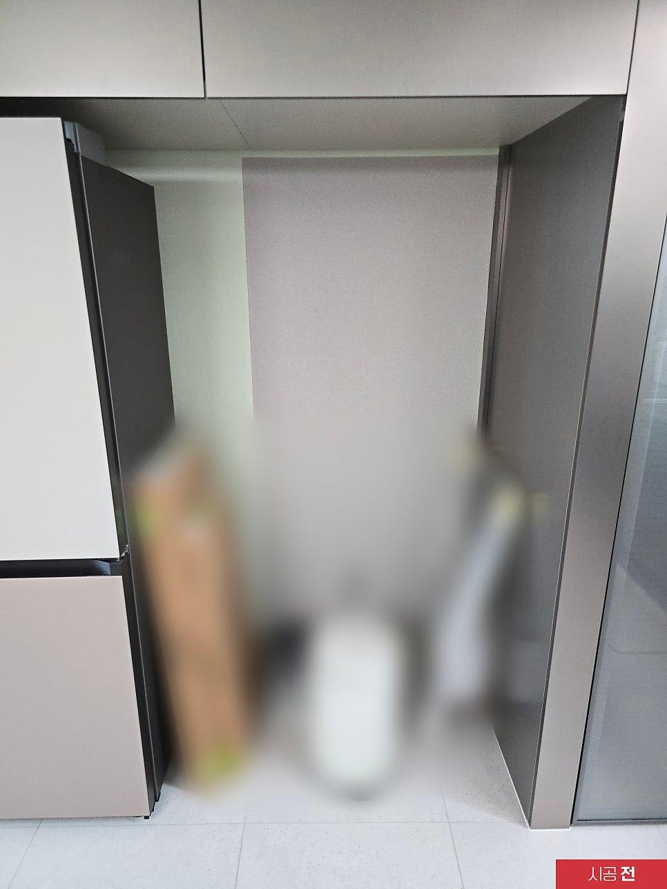 금속성 재질이 드러나는 주방 상단 시공 전 모습