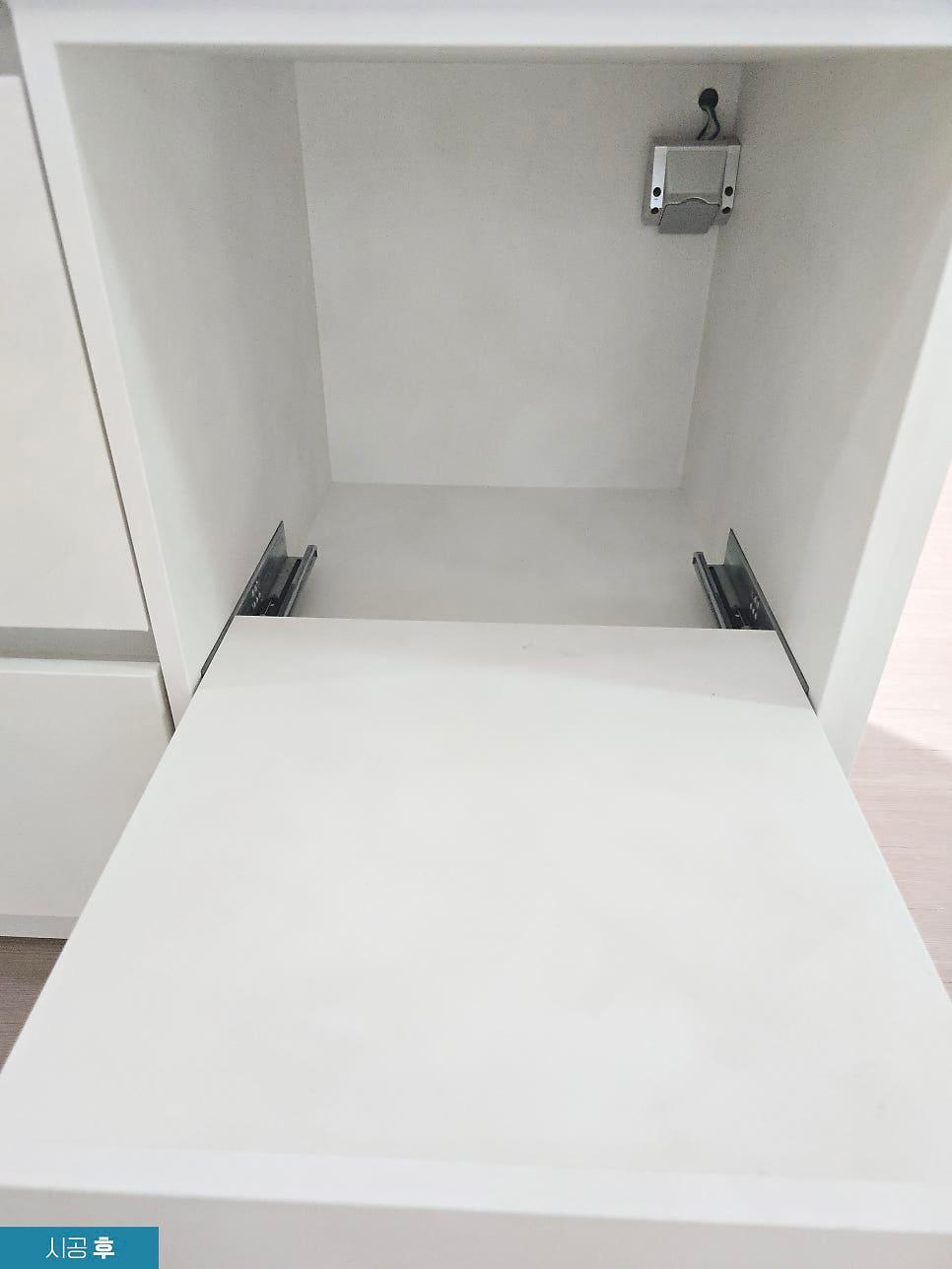 수납장 내부의 레일과 잠금 장치 디테일