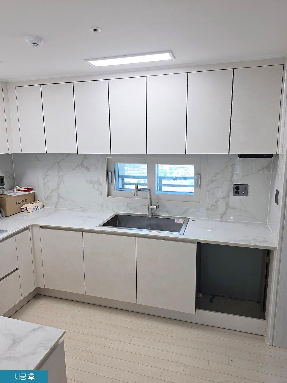 한솔 콘크리트크림으로 포인트를 준 냉장고장 프레임