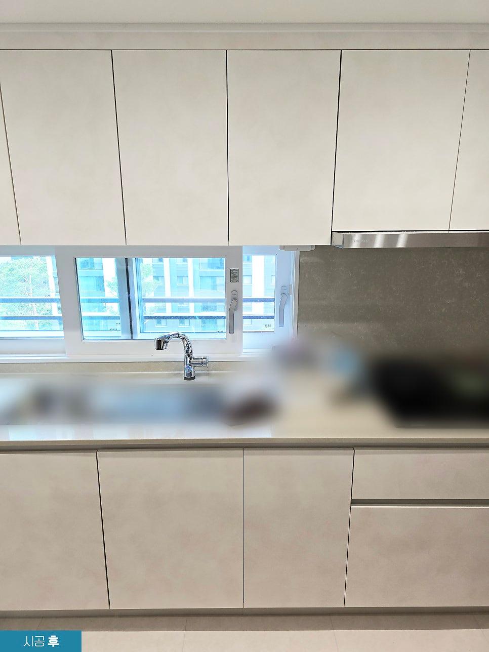 밝은 톤으로 변화한 주방 상하부장 모습