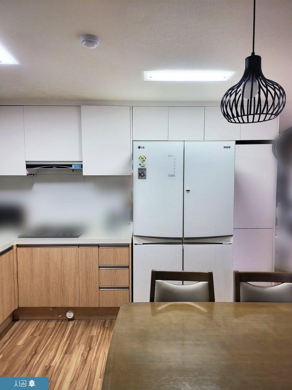 화이트 톤으로 통일된 냉장고장과 주방 공간