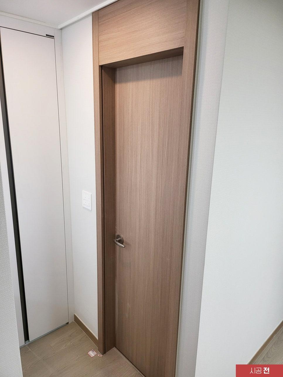 시공 전 우드톤의 도어와 프레임 상부