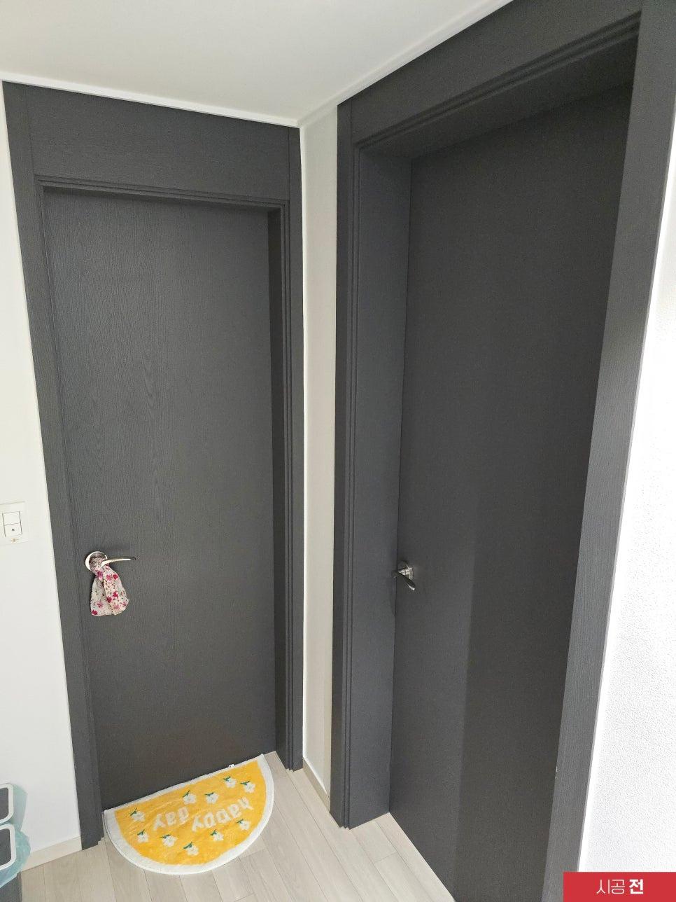 짙은 색 도어 두 개가 보이는 시공 전 현관