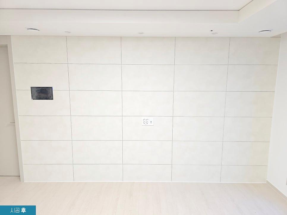 화이트 톤으로 정돈된 벽면과 천장, 바닥재가 어우러진 실내 전경