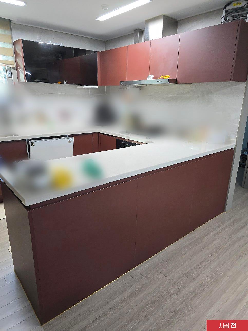 강렬한 와인색 수납장이 돋보이는 시공 전 모습