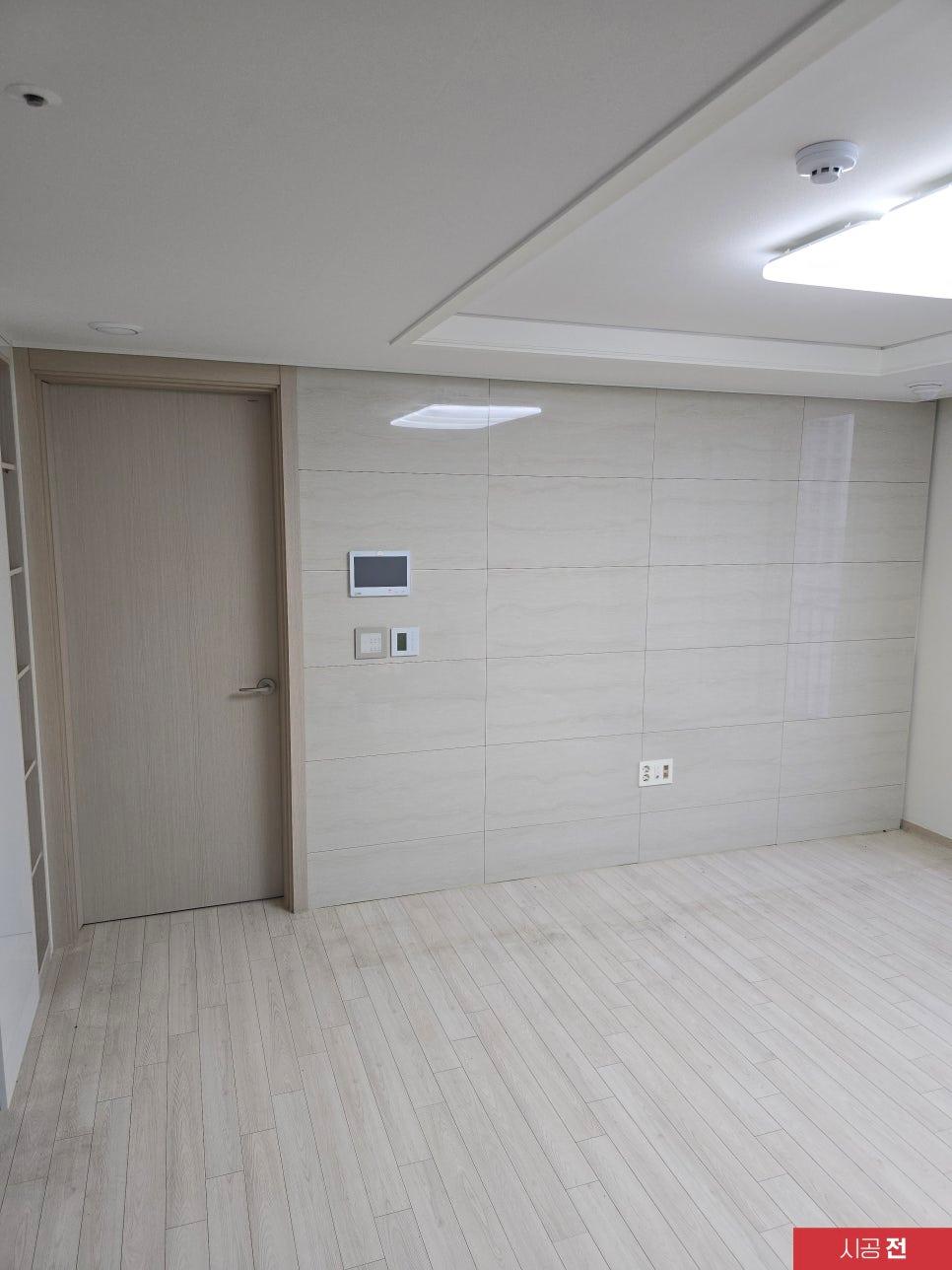 시공 전 베이지색 타일 벽면이 있는 실내 공간