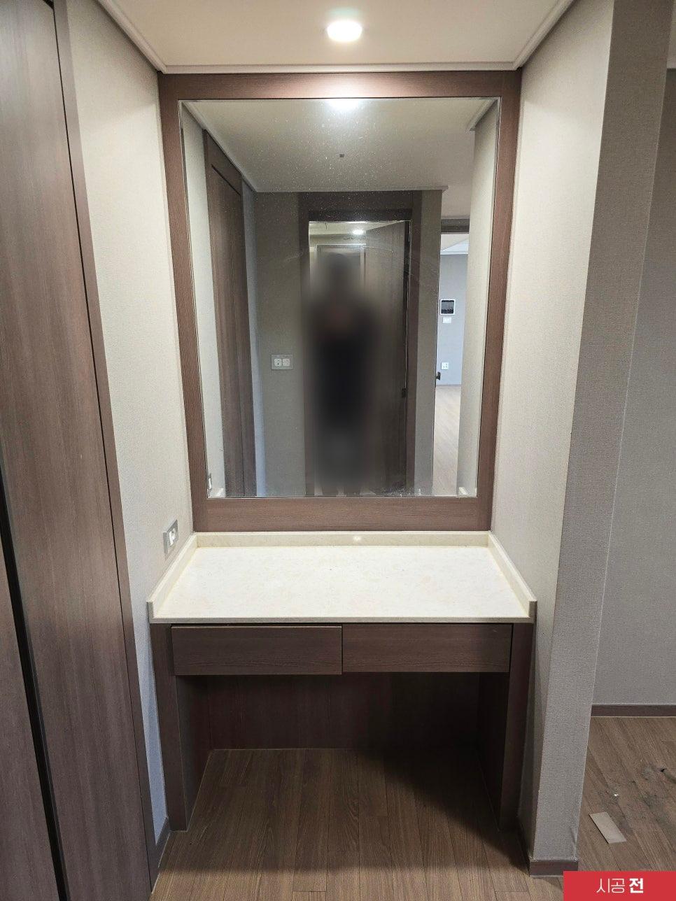 반사광이 강한 시공 전 카운터 수납장