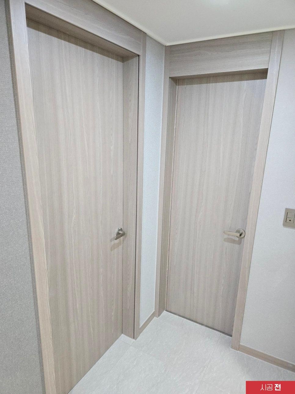 베이지색 목재 도어가 설치된 복도 전경
