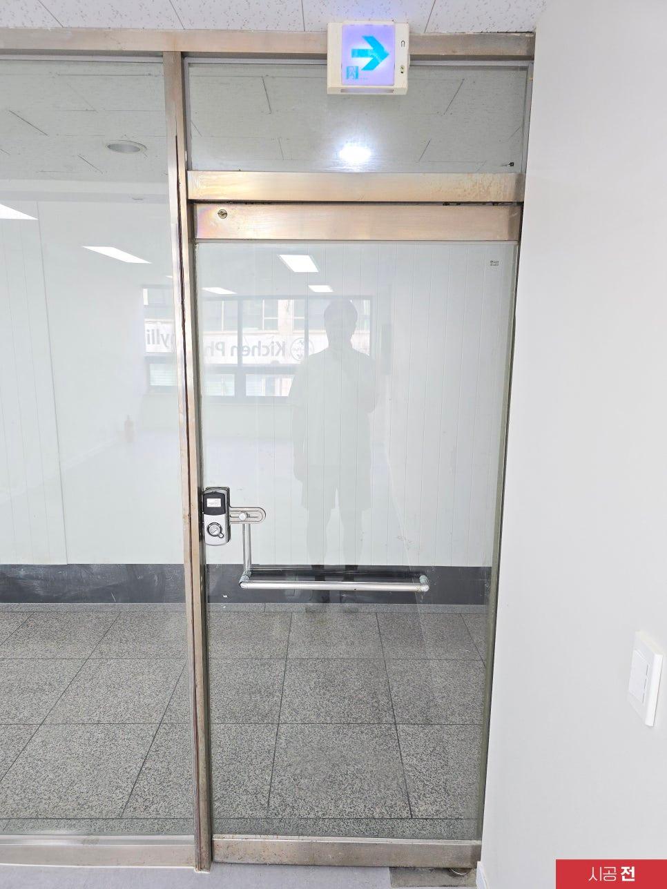 시공 전 오염이 확인되는 유리 도어와 벽면