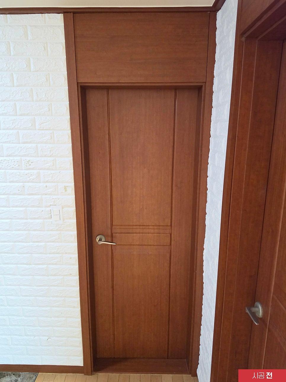 우드톤 문과 벽돌 패턴 벽지의 만남