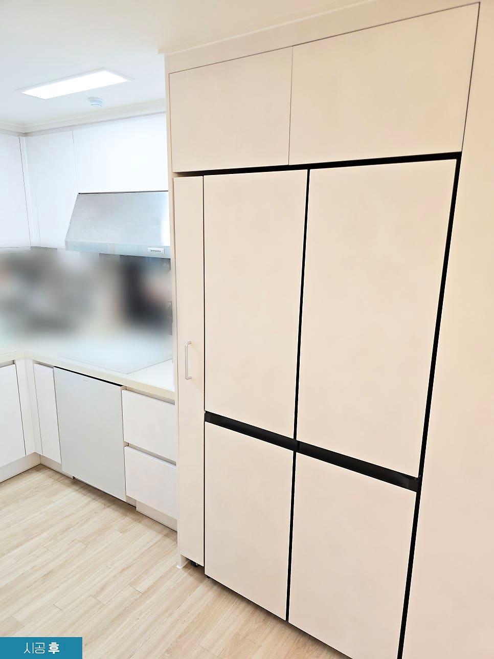상하부장과 가전까지 톤을 맞춘 주방 전경