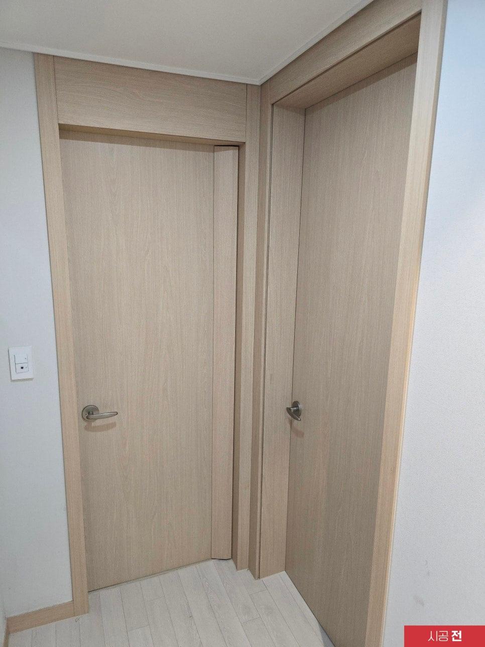 회색 톤의 도어와 벽면이 보이는 현관 공간