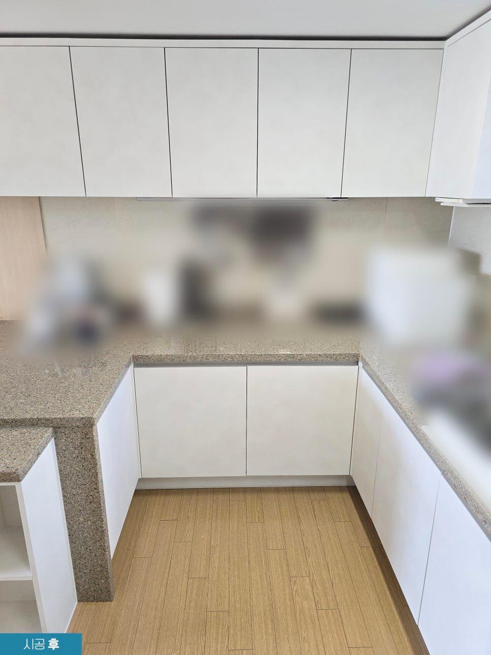 그레이 톤 상판과 화이트 수납장이 완성된 모습