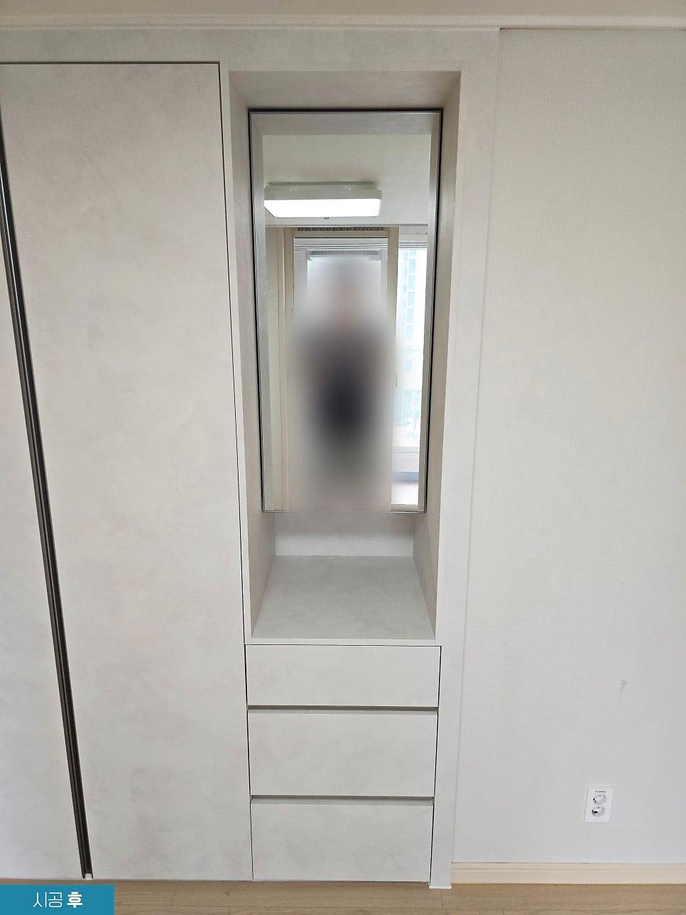 몰딩 접합부에 실리콘 마감을 처리한 모습