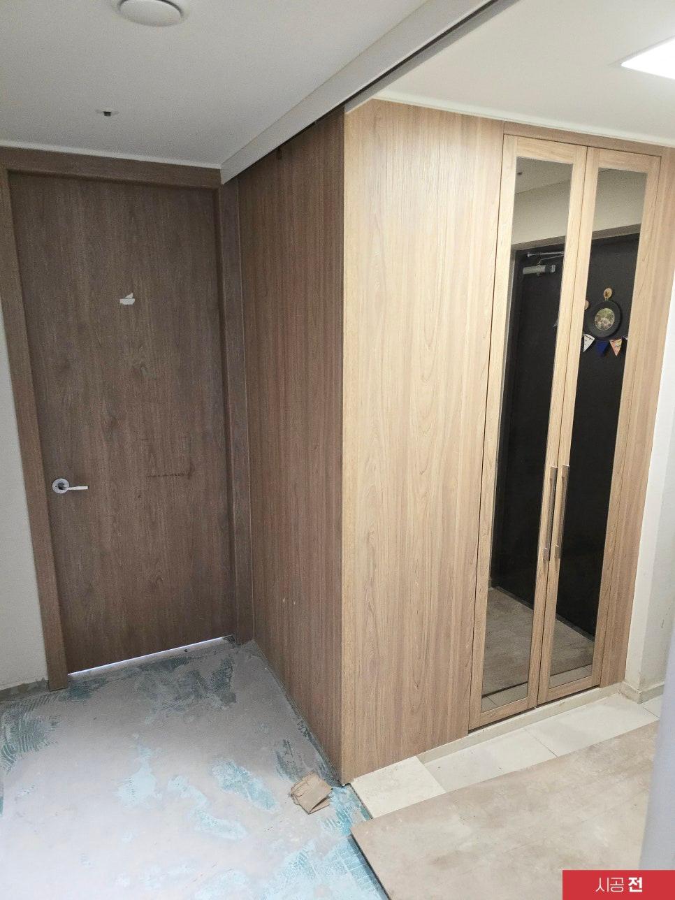 우드톤의 도어 프레임과 패널 근접 샷