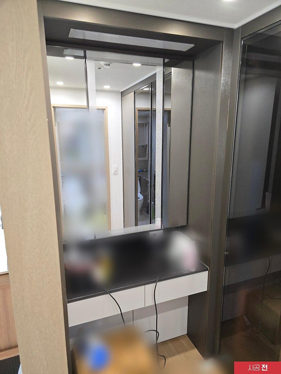 시공 전 어두운 톤의 벽면과 수납장