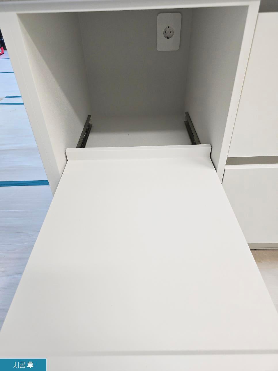 내부 선반과 콘센트 주변의 마감 후 모습
