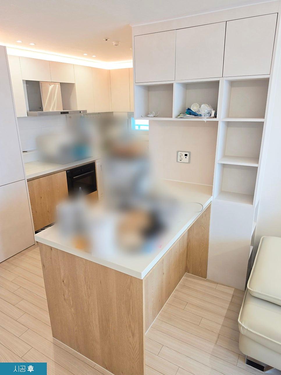 밝은 에너지가 느껴지는 거실과 주방의 연결부